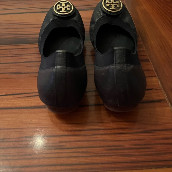 Tory Burch Caroline Navy Blue Gold Charm Elastic Slip On Ballet Flats Women's 5 - Picture 3 of 3